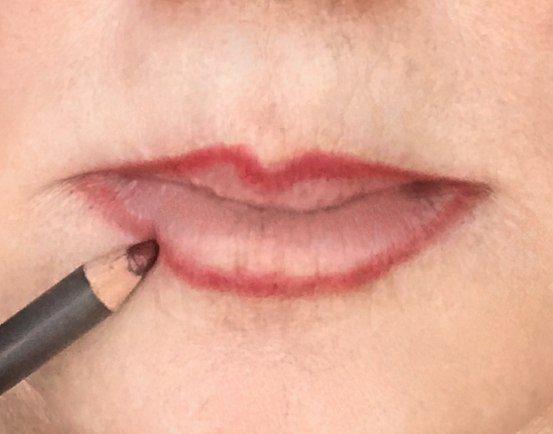 crossdresser makeup procedure for outlining lips